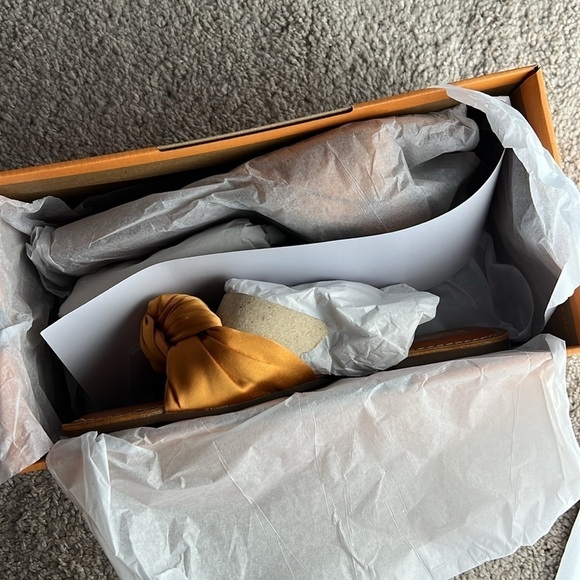 Korks slide sandal soleil knot womens 9 yellow satin - Picture 7 of 9